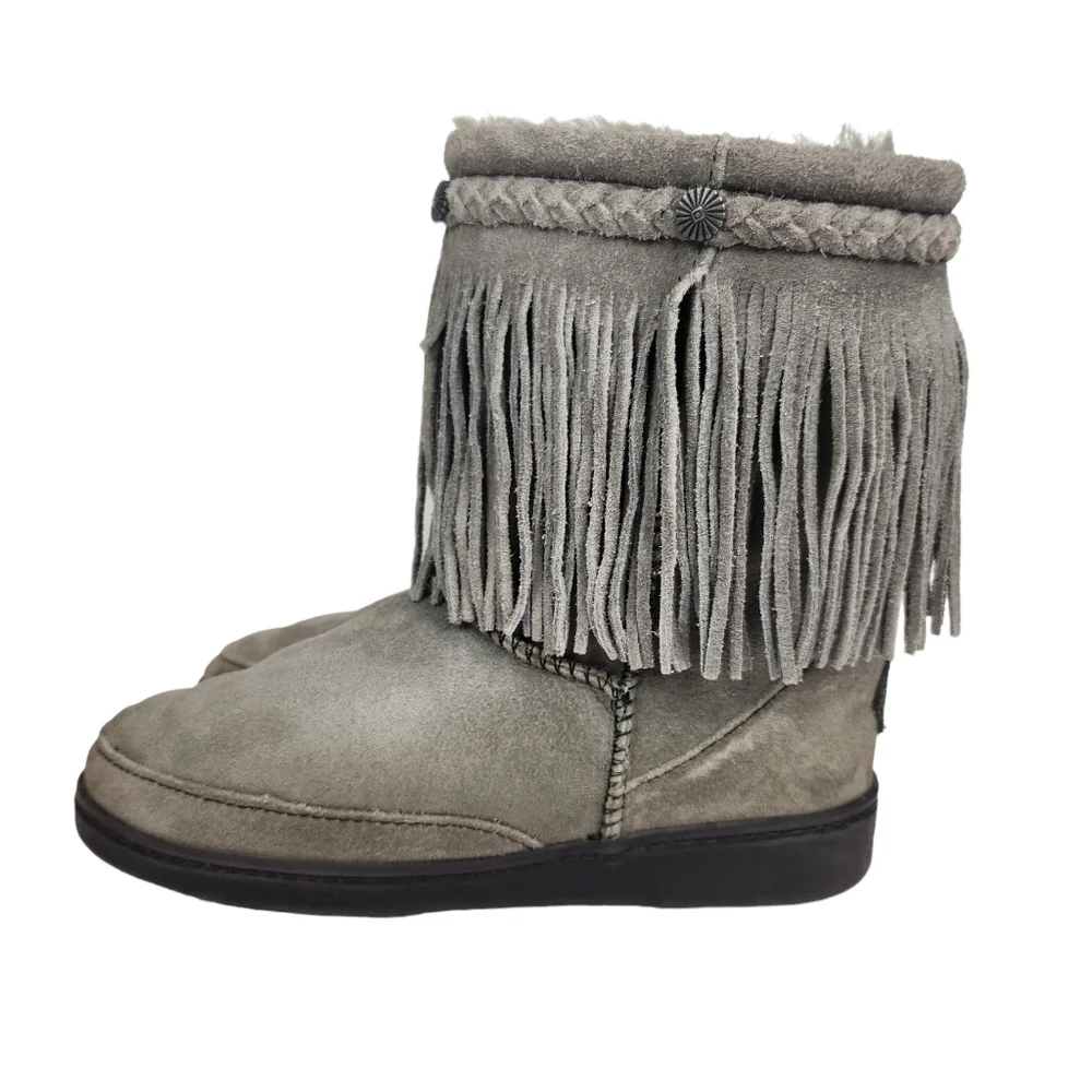 Minnetonka Gray Sheepskin Fur Lined Pug Boots Fringe Winter Moccasin Boot Size 7